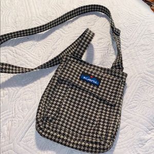 kavu cross body purse.